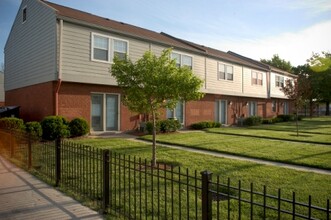 Bristol Place Townhomes in St. Louis, MO - Foto de edificio - Building Photo