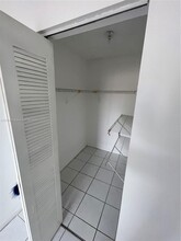 615 W Park Dr, Unit 204 in Miami, FL - Building Photo - Building Photo