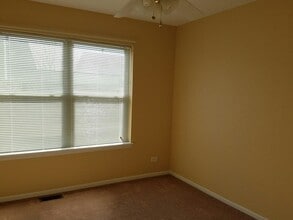 2541 Hillsboro Blvd in Aurora, IL - Building Photo - Building Photo