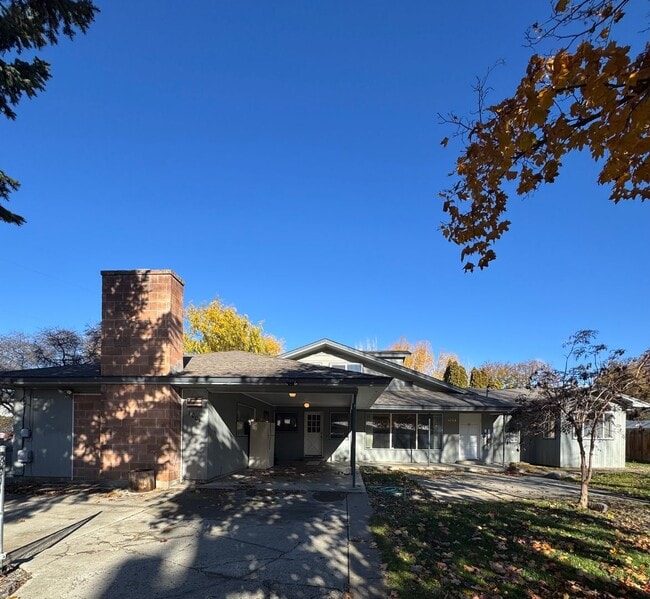 1001 N Brooklane St in Ellensburg, WA - Building Photo - Building Photo