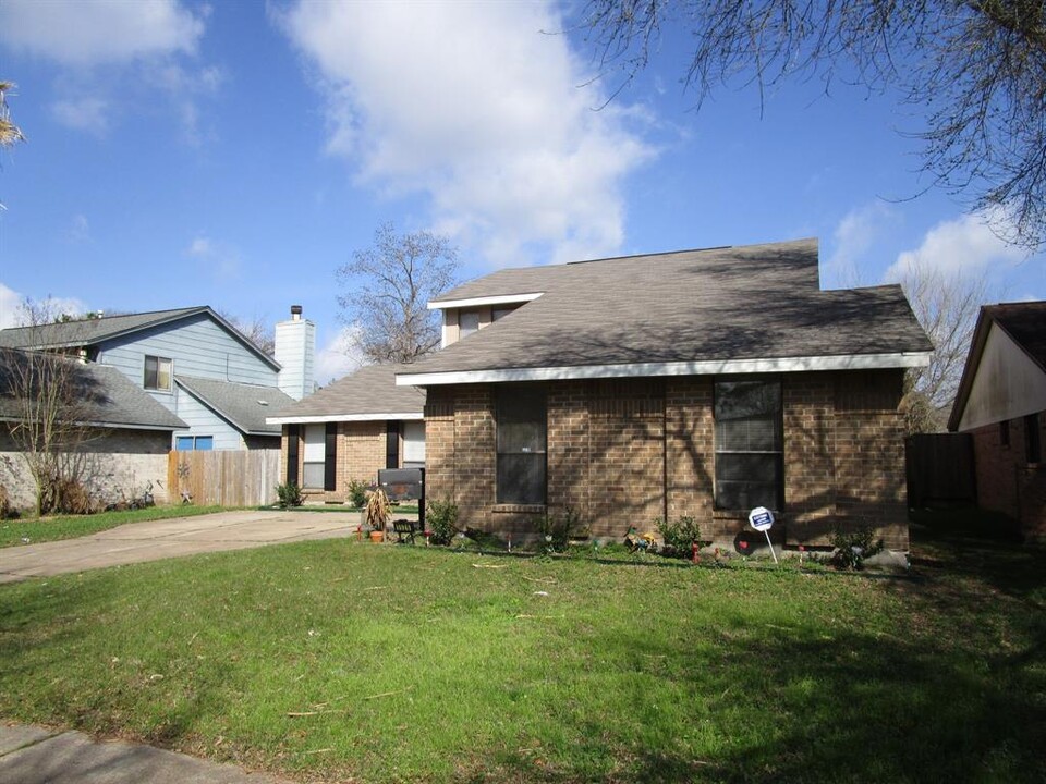 5526 Longforest Dr in Houston, TX - Building Photo