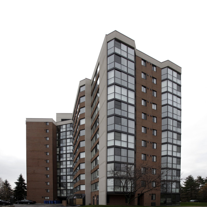 1230 Marlborough Ct in Oakville, ON - Building Photo