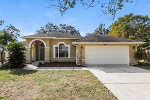 910 Clearcreek Dr in Tampa, FL - Building Photo