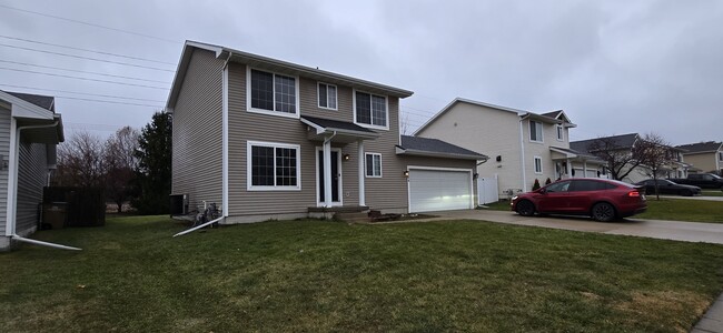 1564 Nine Iron Dr in West Des Moines, IA - Building Photo - Building Photo