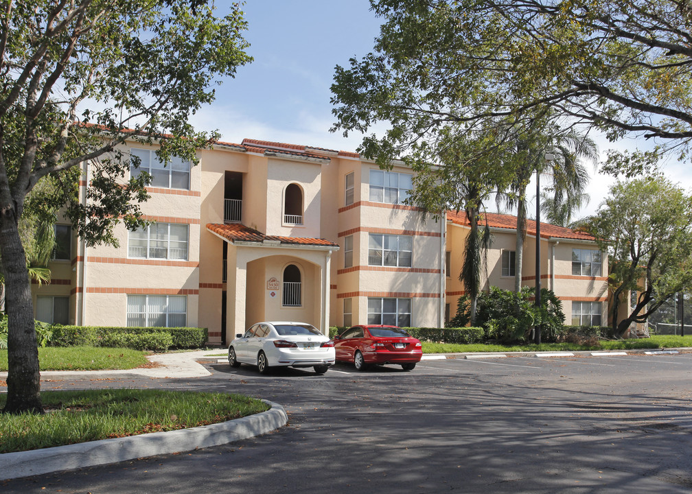 Coral Key Condominiums in Margate, FL - Foto de edificio