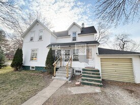 735 S Wisconsin St in Mitchell, SD - Building Photo