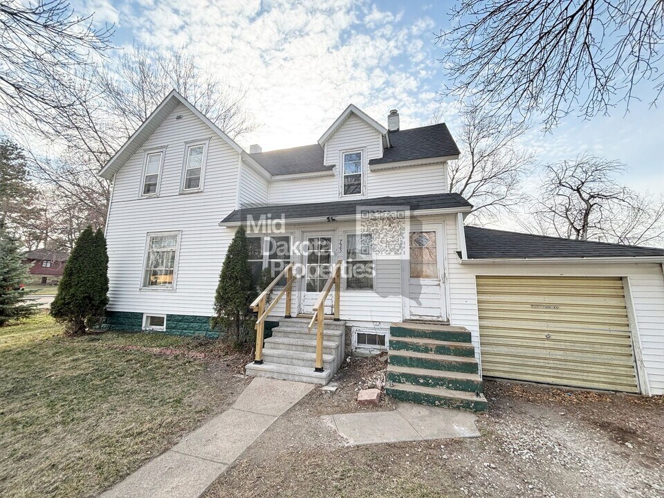 735 S Wisconsin St in Mitchell, SD - Building Photo