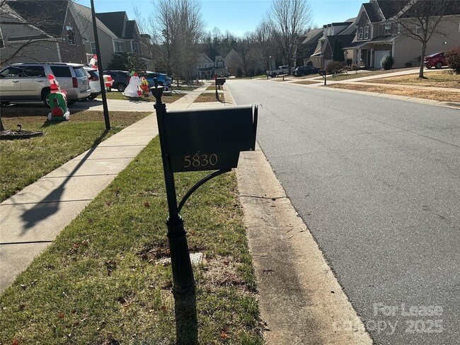 5830 Langwell Ln in Charlotte, NC - Building Photo - Building Photo