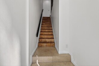 825 NE 120th St, Unit W in Biscayne Park, FL - Building Photo - Building Photo