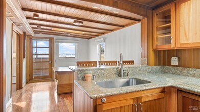 21 Main St in Tiburon, CA - Building Photo - Building Photo