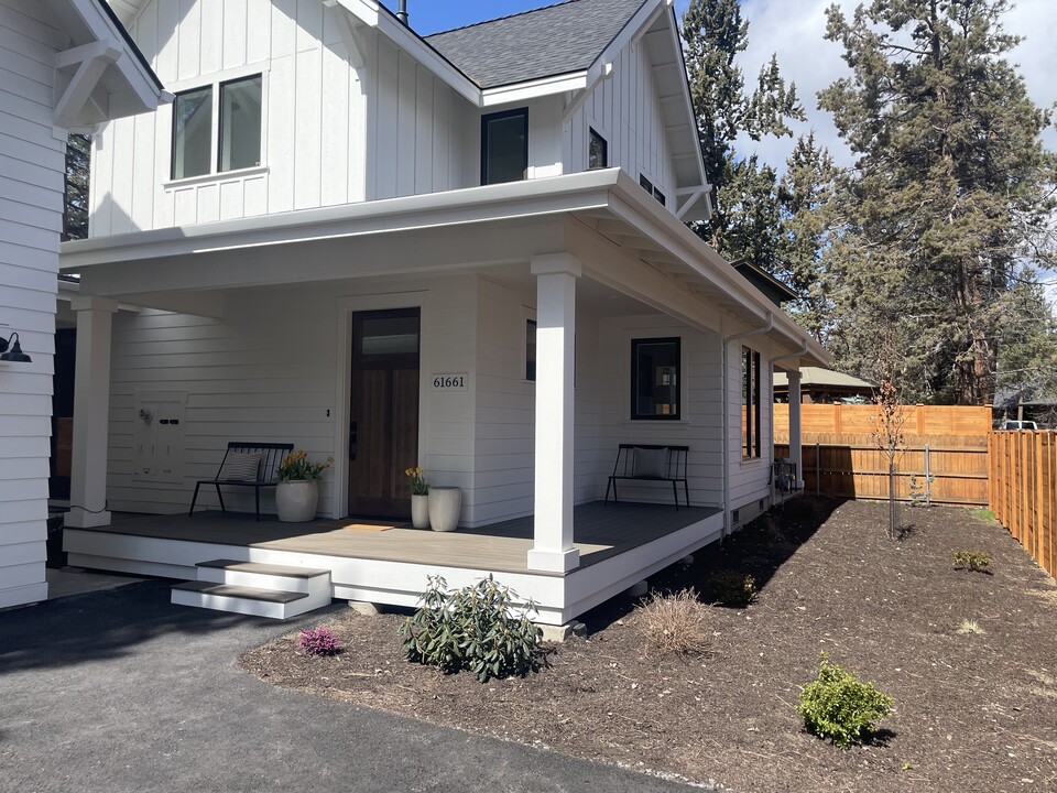 61661 Woodriver Dr in Bend, OR - Building Photo