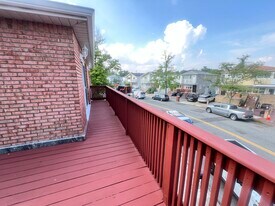 40 Blueberry Ln, Unit Gorgeous 3b2b Huge Deck in Staten Island, NY - Building Photo