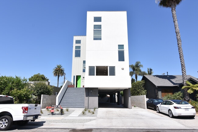 2533 S Curson Ave in Los Angeles, CA - Building Photo - Building Photo