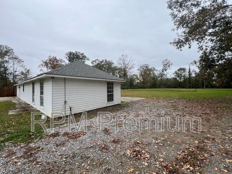 22883 Hoo Shoo Too Rd in Baton Rouge, LA - Building Photo