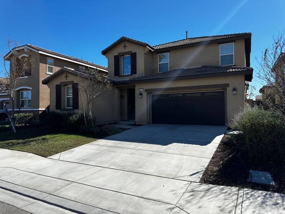 15613 Curry Pl in Fontana, CA - Building Photo