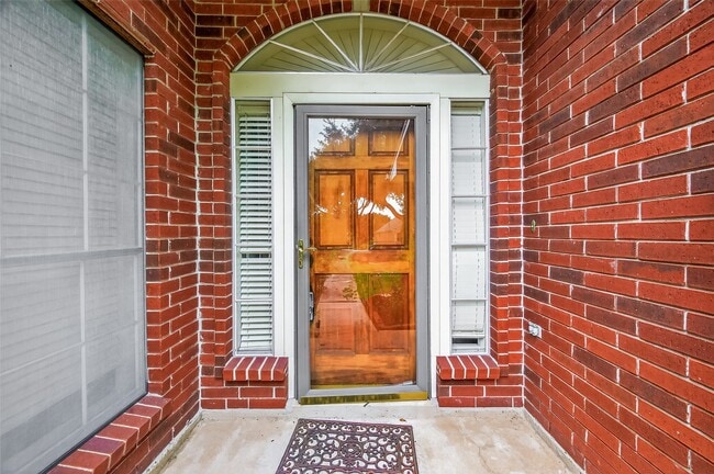 property at 914 W Peach Hollow Cir