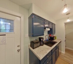 1834 E Ocean View Ave in Norfolk, VA - Foto de edificio - Building Photo