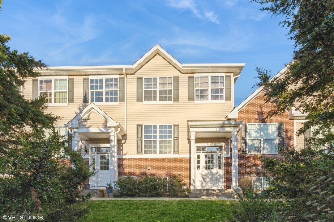 3727 Bailey Rd in Yorkville, IL - Building Photo