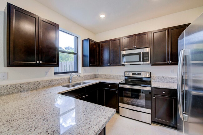 6574 S Anise Ct in Davie, FL - Building Photo - Building Photo