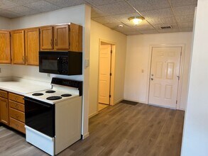 73 Old County Rd in Windsor Locks, CT - Building Photo - Building Photo