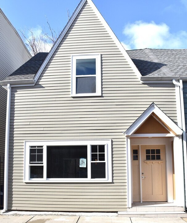 313 Silver St, Unit 0 in Boston, MA - Building Photo
