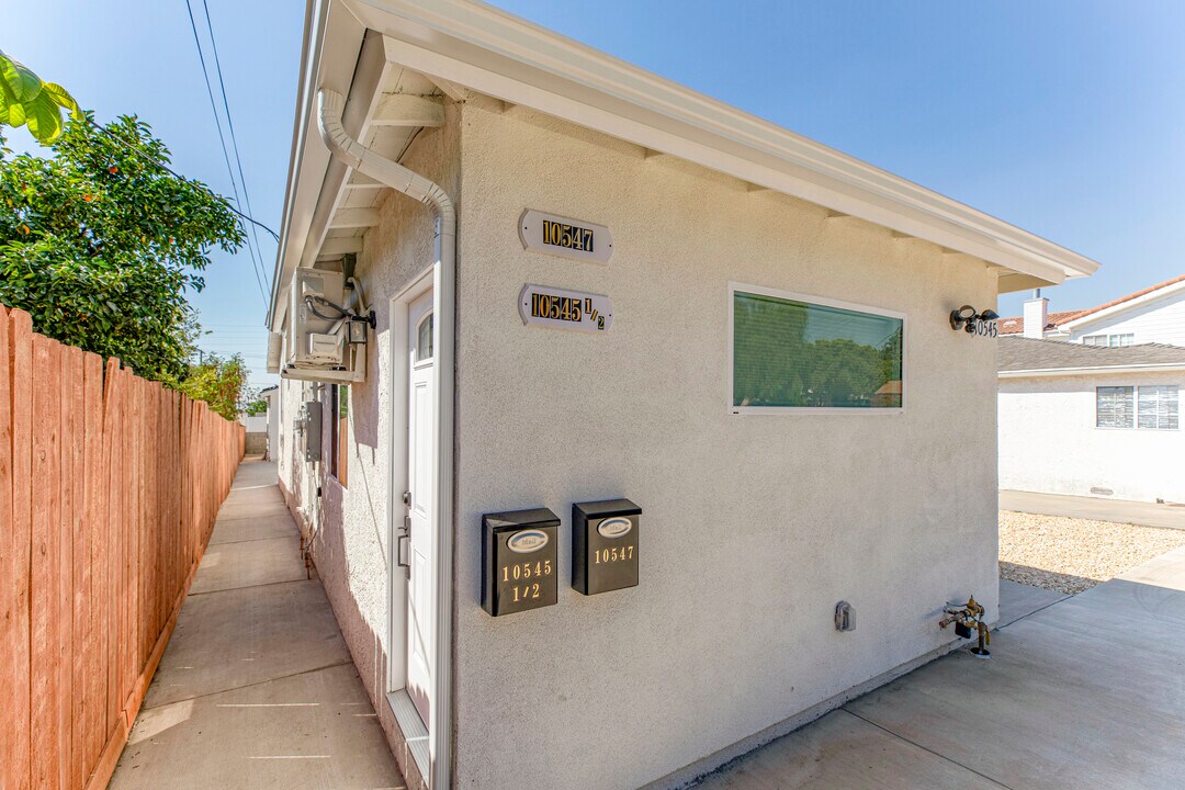 10545 Leolang Ave in Sunland, CA - Building Photo