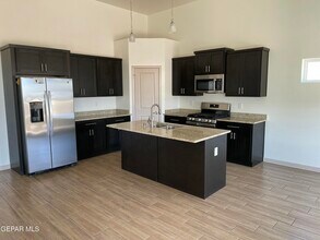 14732 John McNeely Ave in El Paso, TX - Foto de edificio - Building Photo