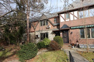 67-47 Kessel St in Queens, NY - Building Photo