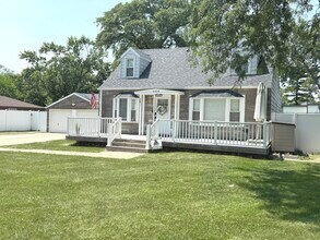 684 Pfingsten Rd in Northbrook, IL - Building Photo - Building Photo
