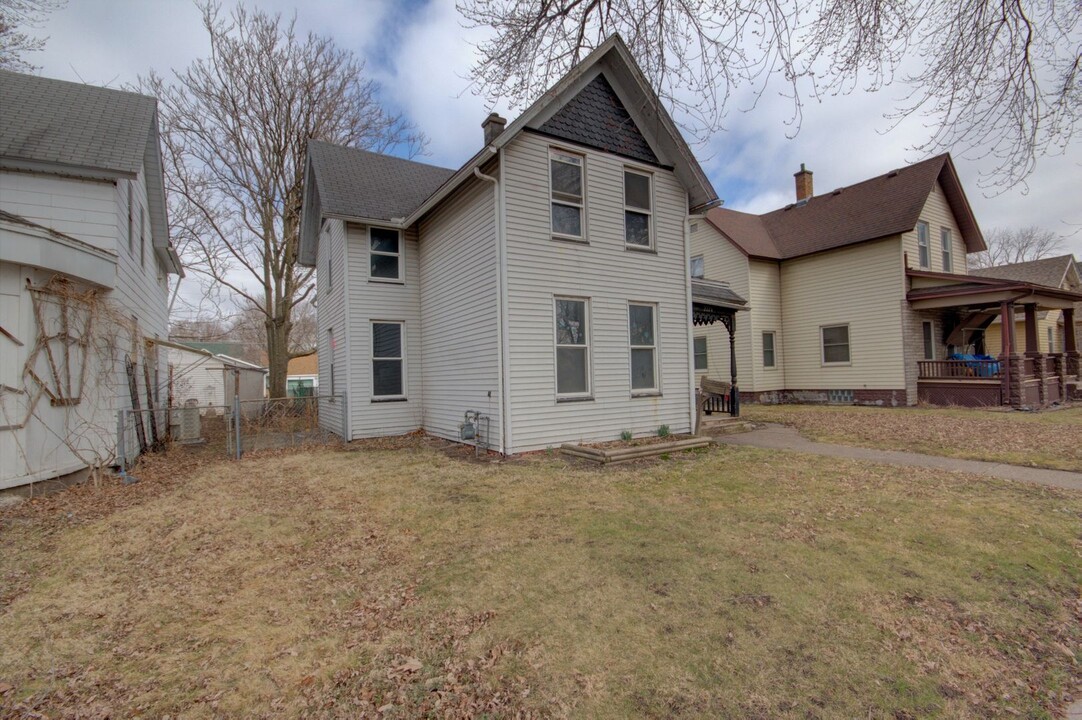 2224 W 1st St in Davenport, IA - Building Photo