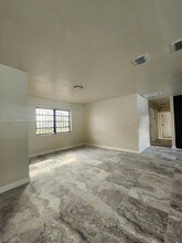 7750 NW 14th Pl in Miami, FL - Foto de edificio - Building Photo