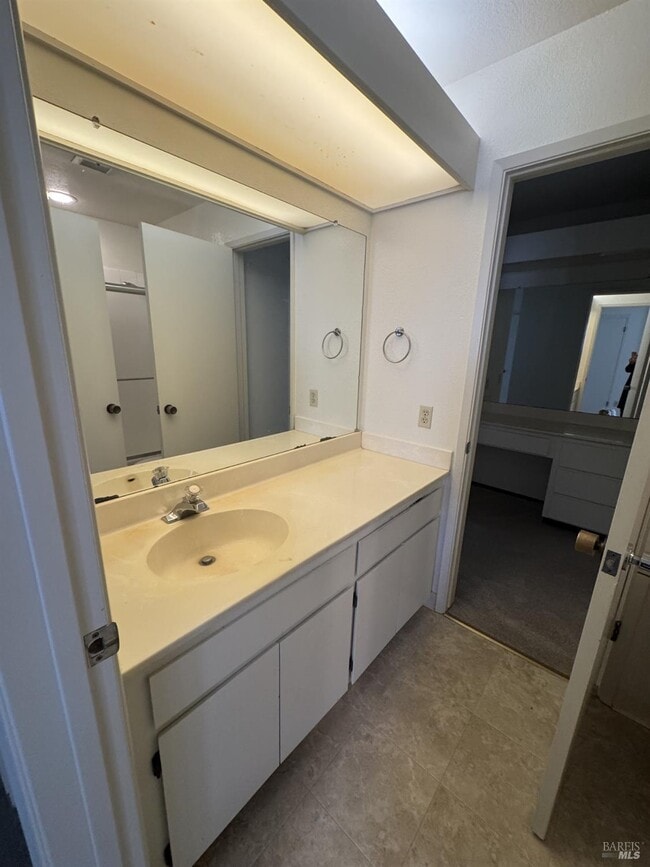 property at 33 Lakeview Ct