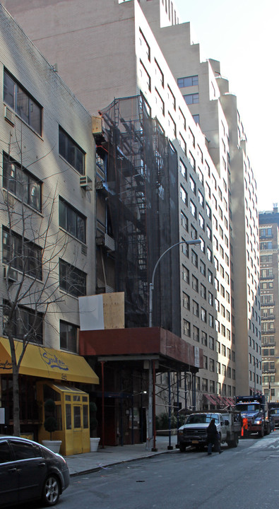 33 E 61st St in New York, NY - Building Photo