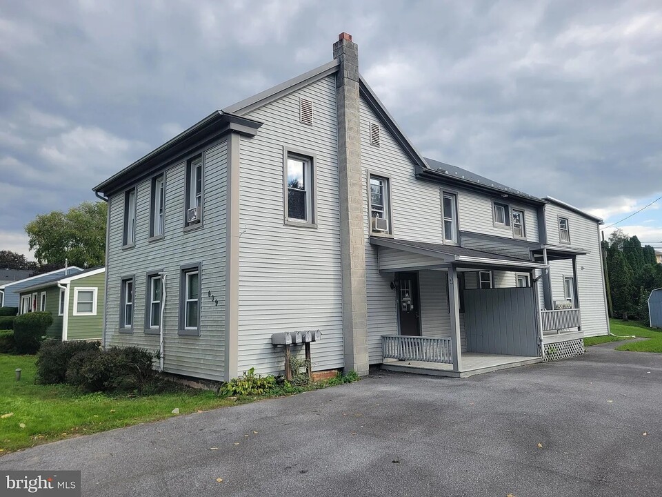 609 W 2nd St, Unit Apt 1 in Hummelstown, PA - Building Photo