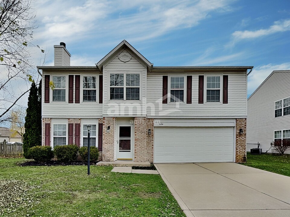 1604 Creekside Dr in Brownsburg, IN - Foto de edificio