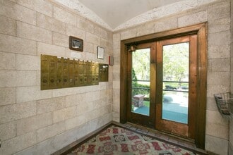 Calhoun Beach Apartments in Minneapolis, MN - Foto de edificio - Building Photo