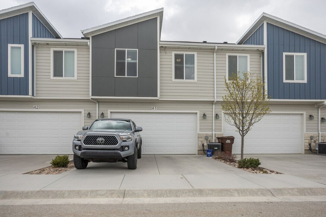 273 E 1850 N in North Ogden, UT - Building Photo