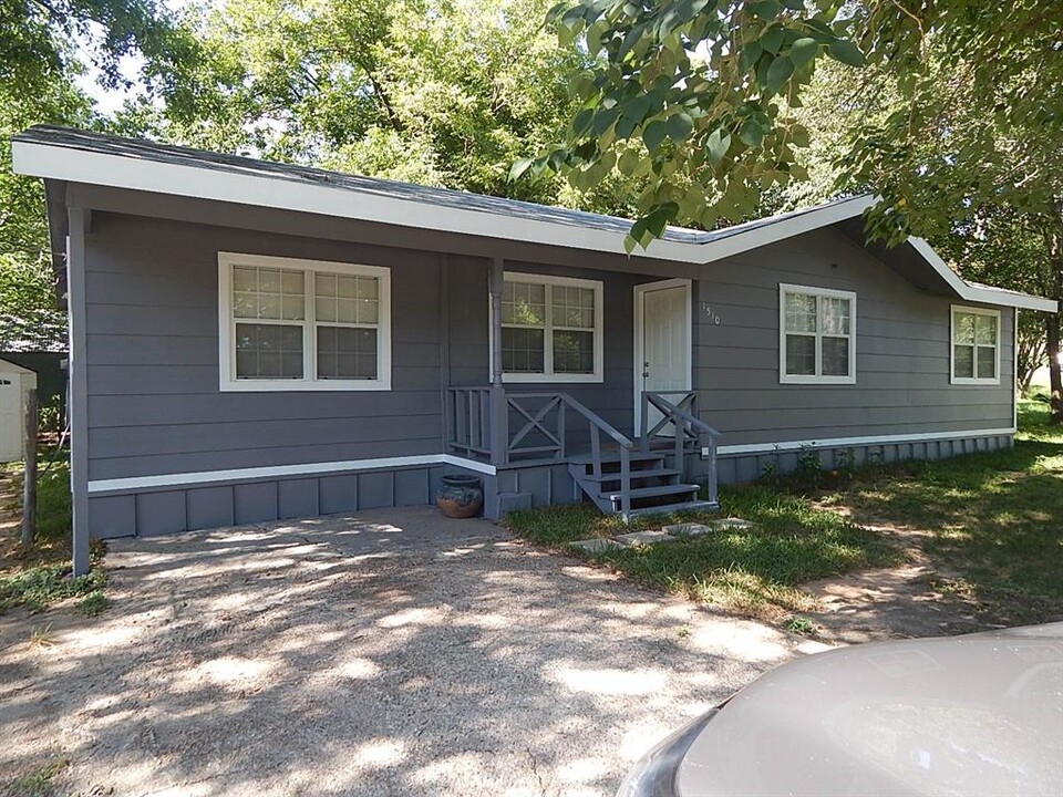 1510 Gordon St in Bastrop, TX - Building Photo