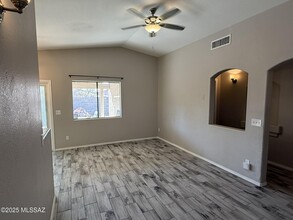 8136 N Carefree Wy in Tucson, AZ - Building Photo - Building Photo
