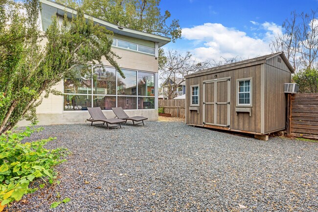 919 Cardinal Ln in Austin, TX - Building Photo - Building Photo