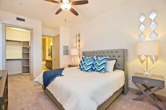 Midtown on the Rail in Houston, TX - Foto de edificio - Building Photo