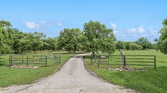 Extensively renovated 4bed,2bath farmhouse on 17 acres!! in College Station, TX - Building Photo