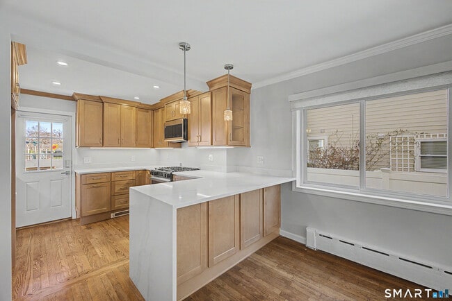 85 Iroquois Rd in Stamford, CT - Building Photo - Building Photo