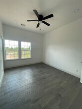 1610 Rd 5729 in Cleveland, TX - Foto de edificio - Building Photo