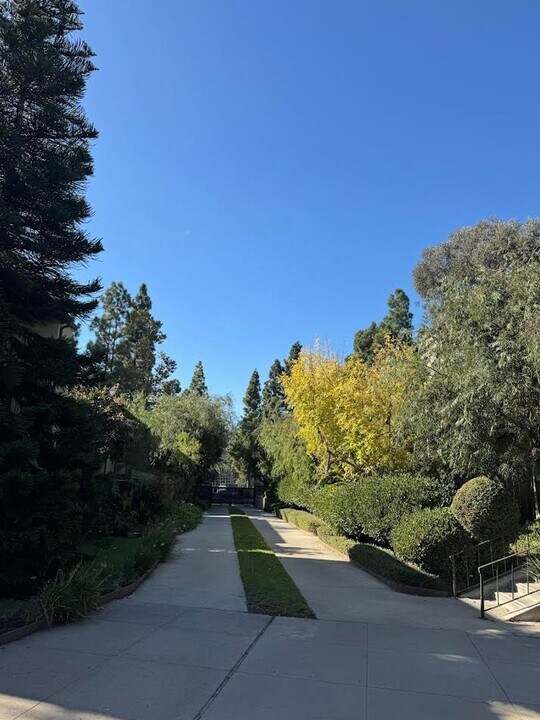 4802 Hollow Corner Rd in Culver City, CA - Foto de edificio