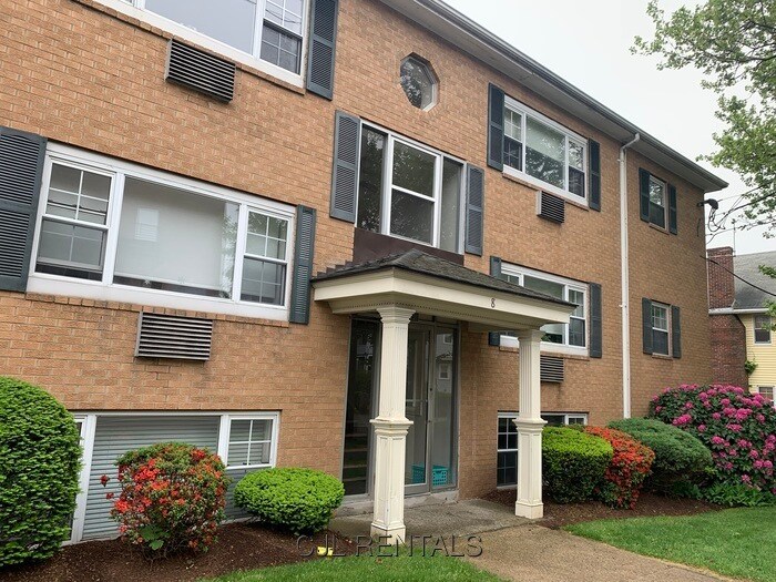 8 Lake St in Arlington, MA - Building Photo