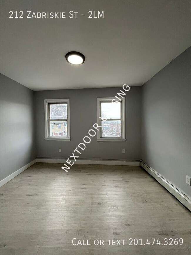 212 Zabriskie St in Jersey City, NJ - Building Photo - Building Photo