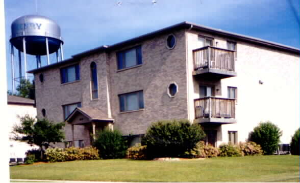 Oak Aprtments in McHenry, IL - Building Photo