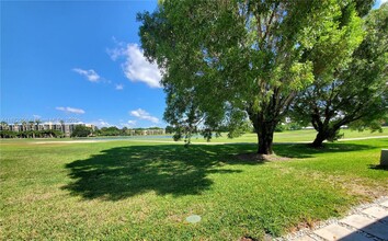 16225 Laurel Dr in Weston, FL - Foto de edificio - Building Photo