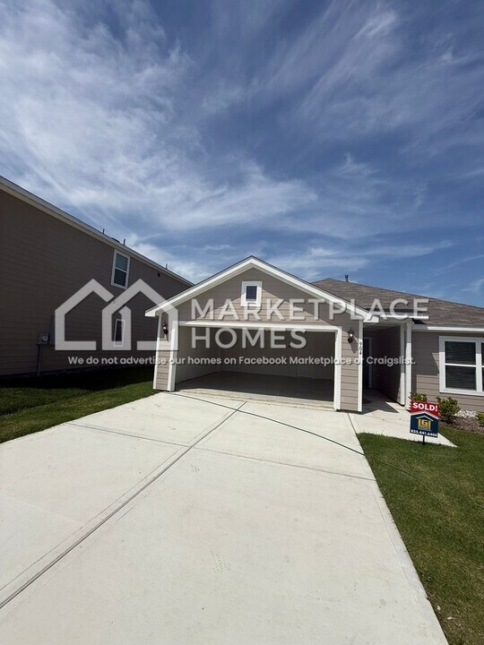 904 Crimson Wolf Rd in Fort Worth, TX - Building Photo